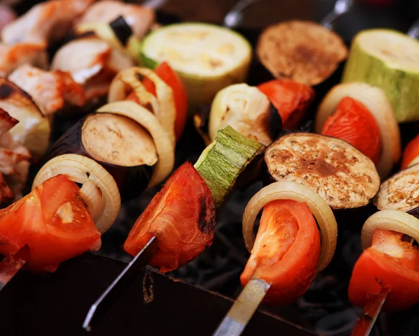 Een scala aan stokje vlees en groenten koken op de grill — Stockfoto