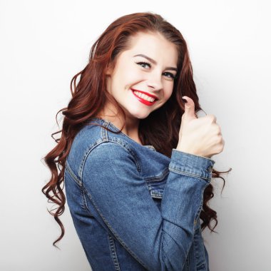 Güzel, genç, şaşkın kadın.