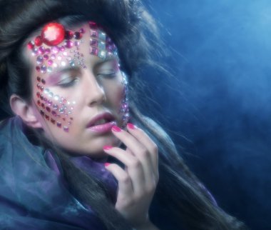 Yaratıcı yüzlü genç bir kadının portresi, cadılar bayramı resmi..