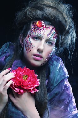 büyük çiçekler ile yaratıcı görüntü kadında.