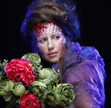 büyük çiçekler ile yaratıcı görüntü kadında.