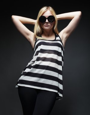 Gri arka planda güzel bir model.