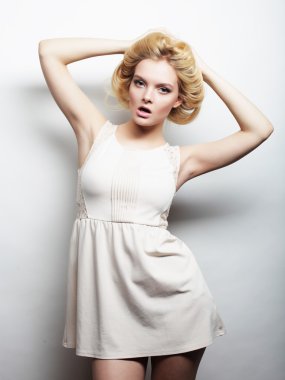 Beyaz elbiseli muhteşem bir kadın..