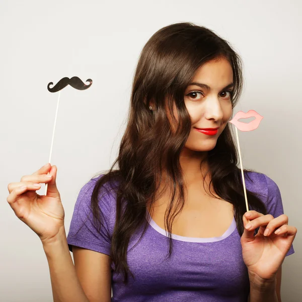 Młoda kobieta nosi wąsy fałszywe. — Zdjęcie stockowe