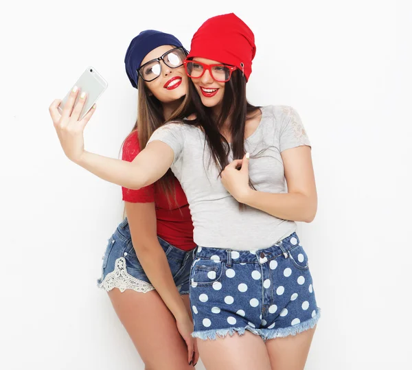 Twee tiener meisjes vrienden in hipster outfit maken selfie — Stockfoto