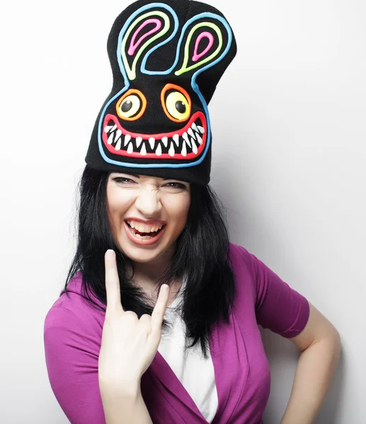 Игривая молодая женщина в смешной шляпе с кроликом — стоковое фото