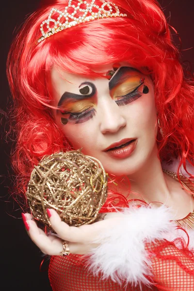 Hermosa dama con maquillaje artístico celebración decoratio de Navidad —  Fotos de Stock
