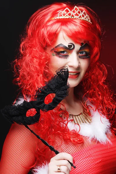 マスク付きの美しい赤い髪の女性. — ストック写真