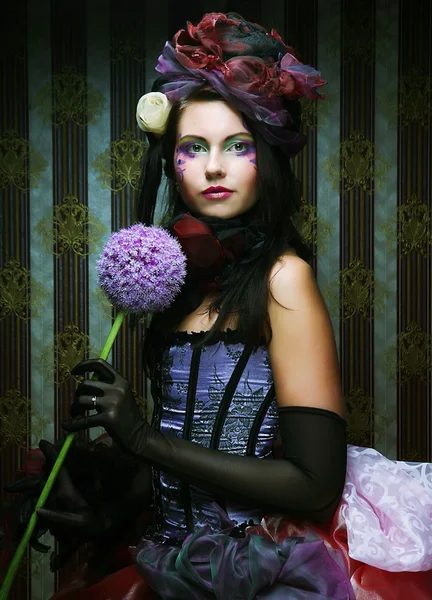 Kvinna med creative make-up i docka stil med blomma — Stockfoto