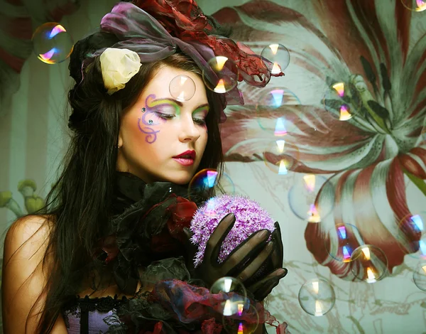 Modelo de moda con maquillaje creativo que sopla burbujas de jabón . —  Fotos de Stock