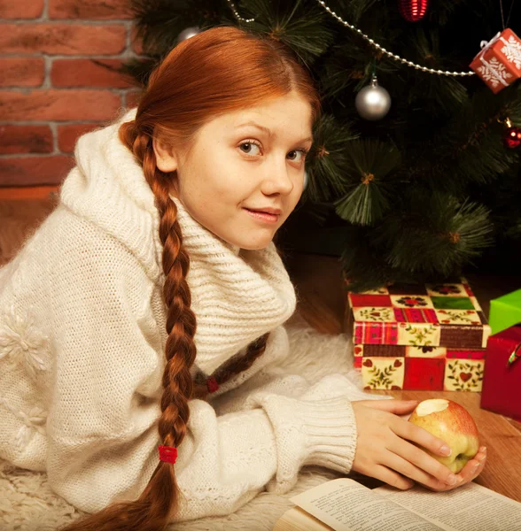 Kadın kitap Noel ağacın önünde okuma. — Stok fotoğraf