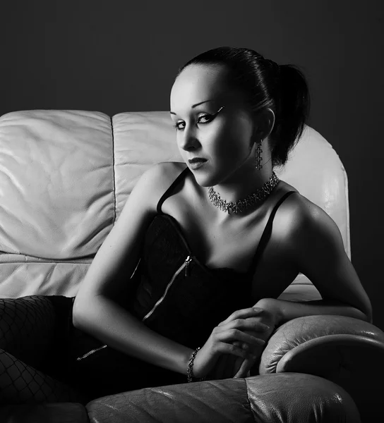 Portrait de jeune modèle sexy sur canapé — Photo