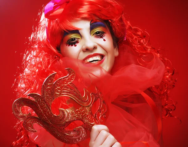 マスク付きの美しい赤い髪の女性. — ストック写真
