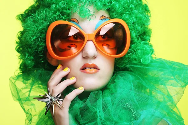 Ung kvinna med grönt hår och carnaval glasögon — Stockfoto