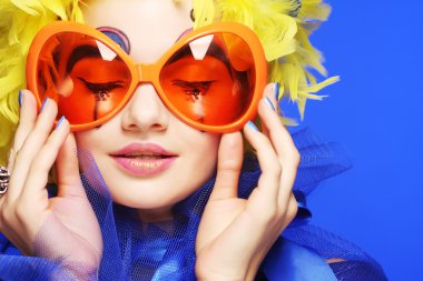 Sarı saç ve carnaval gözlüklü kadın
