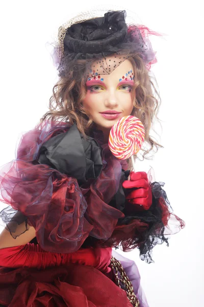 화장을 하고 있는 소녀는 롤리팝을 들고 있다. — 스톡 사진