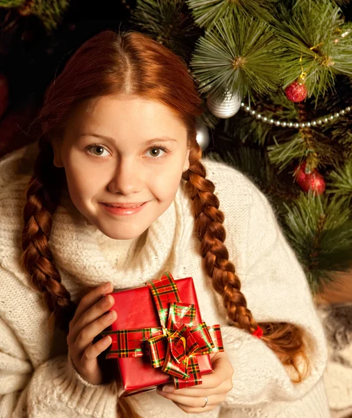 Redhair kvinna med julklapp — Stockfoto