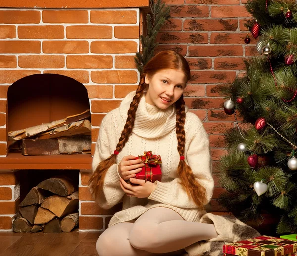 Noel hediyesi kadınla Dişileştirilmiş — Stok fotoğraf