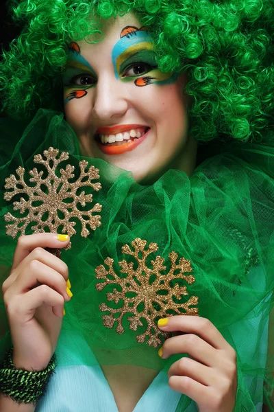 Όμορφη κυρία με καλλιτεχνικό μακιγιάζ που κρατάει Χριστουγεννιάτικη διακόσμηση — Φωτογραφία Αρχείου