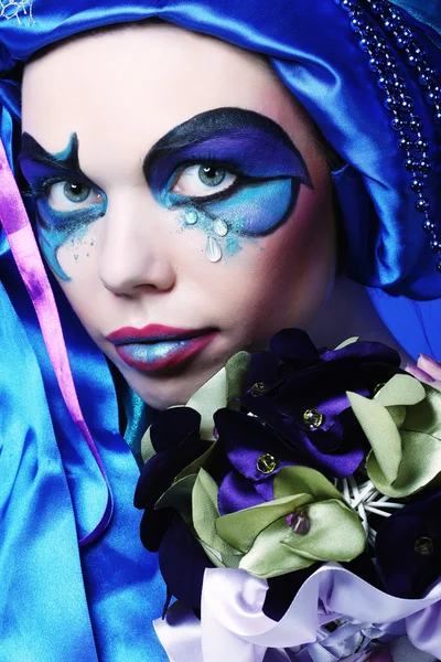 Mujer con maquillaje creativo sosteniendo un ramo de joyas —  Fotos de Stock