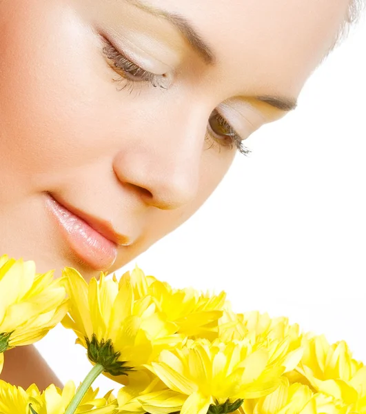 Visage féminin avec le chrysanthème jaune — Photo