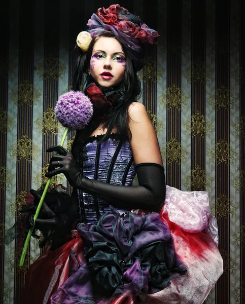 Vrouw met creatieve make-up in pop stijl met bloem — Stockfoto