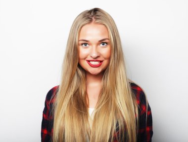 Genç sarışın kız gülümseyen şirin