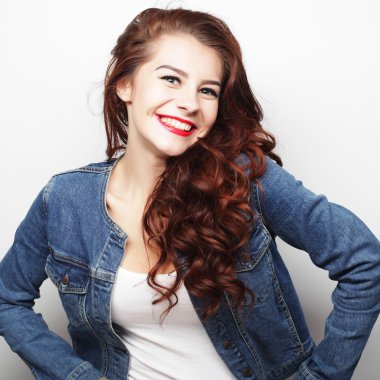 Güzel, genç, şaşkın kadın.