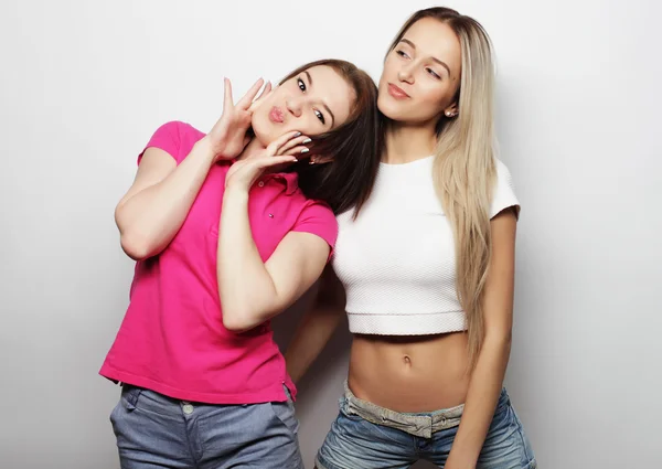 Životní styl a lidé koncept: dva mladí přátelé dívka stojící — Stock fotografie