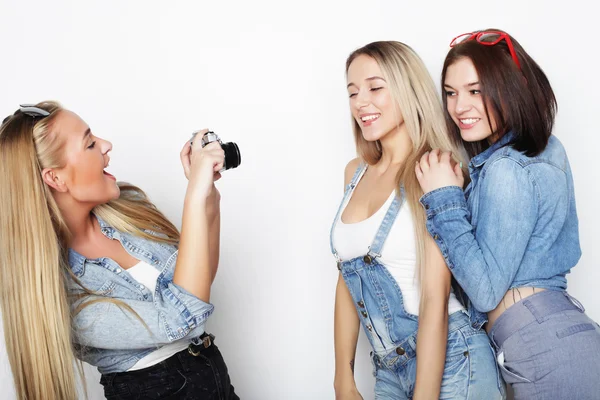 Meninas felizes amigos tirar algumas fotos com a câmera — Fotografia de Stock