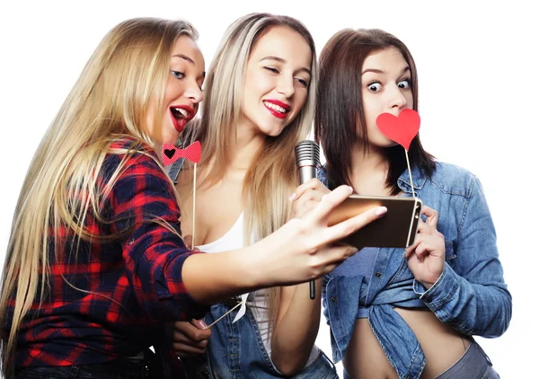 Drôles de filles, prêt pour la fête, selfie — Photo