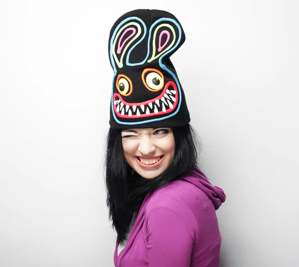 Jovem brincalhão em chapéu engraçado com coelho — Fotografia de Stock