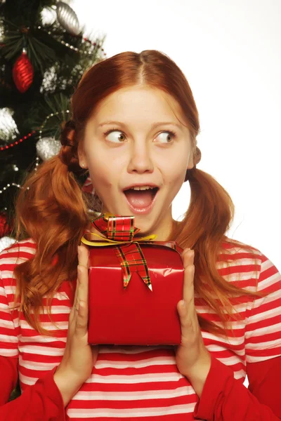 Mujer con caja de regalo y árbol de Navidad — Foto de Stock