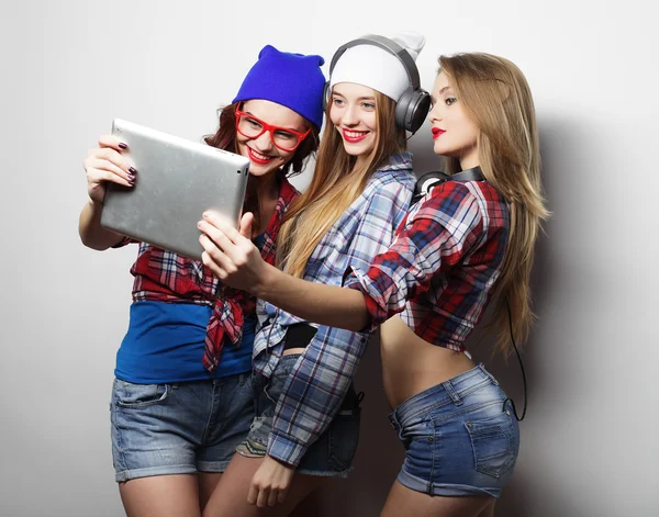 Chicas hipster amigos tomando selfie con tableta digital — Foto de Stock
