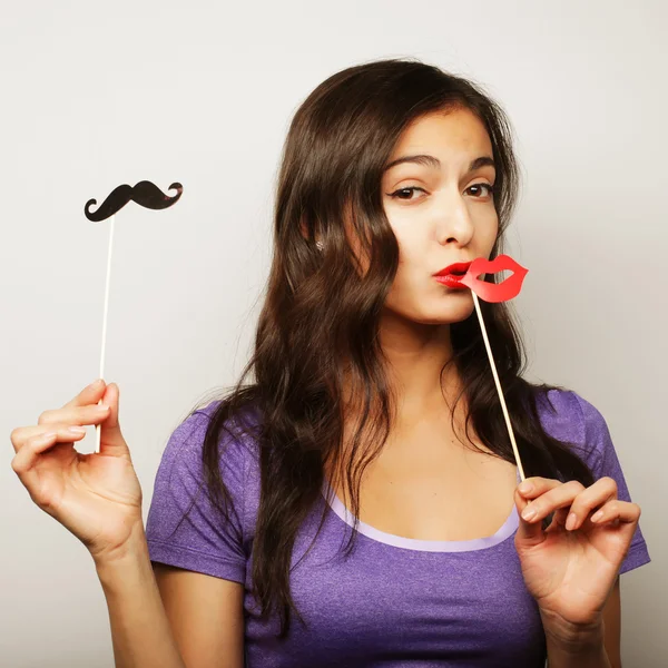 Junge Frau trägt falschen Schnurrbart. — Stockfoto