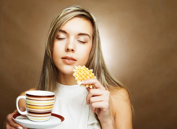 Femme blonde avec café et biscuits . — Photo