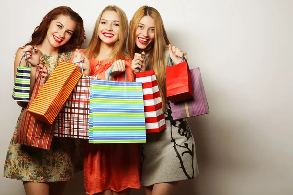 Portré, fiatal, boldog mosolygó nők a bevásárló szatyrok — Stock Fotó