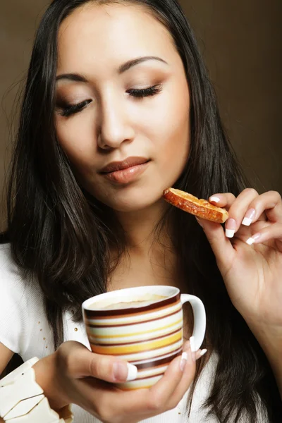 コーヒーとクッキーでアジアの女性. — ストック写真