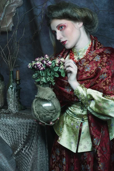 Πορτρέτο μιας όμορφης γυναίκας με μεσαιωνικό φόρεμα. Πυροβολήθηκε σε ένα s — Φωτογραφία Αρχείου