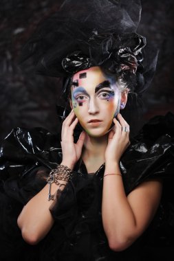 Yaratıcı görünüşlü genç bir kadının portresi..