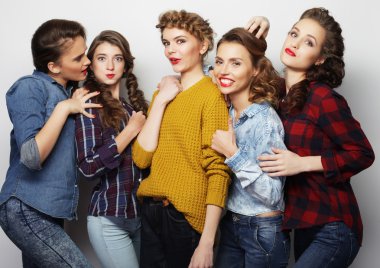 yaşam tarzı ve insanlar kavramı: beş kız arkadaş grubu