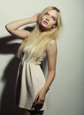 Beyaz elbiseli muhteşem bir kadın..