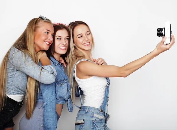 Meninas felizes amigos tirar algumas fotos com a câmera — Fotografia de Stock