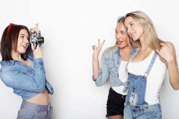 Filles heureuses amis prendre des photos avec appareil photo — Photo