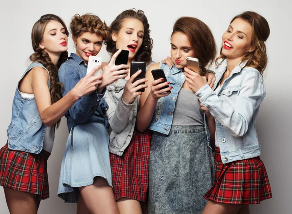 Ομάδα νεαρών γυναικών που βλέπουν τους smartphones — Φωτογραφία Αρχείου
