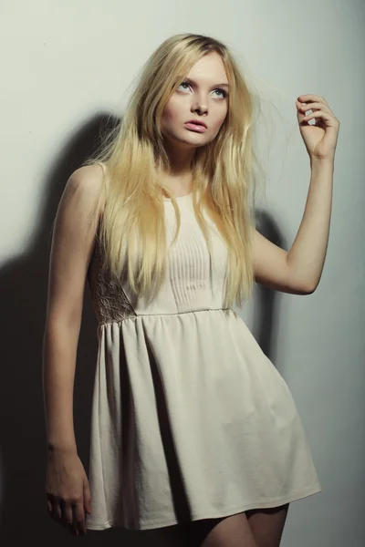 Jovem mulher magnífica em vestido branco . — Fotografia de Stock