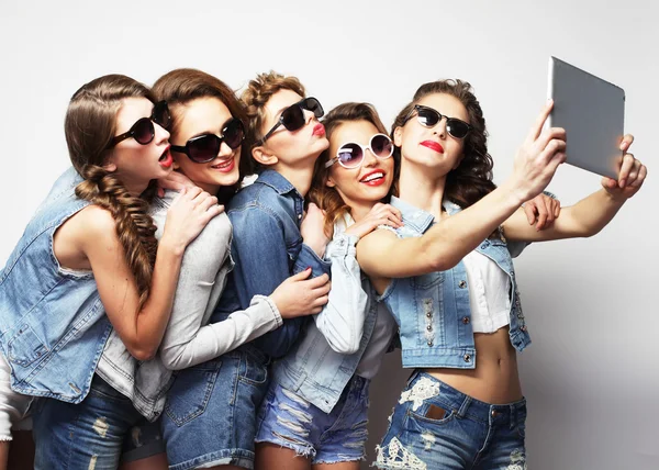 Cinque amiche hipster che si fanno selfie con tablet digitale — Foto Stock