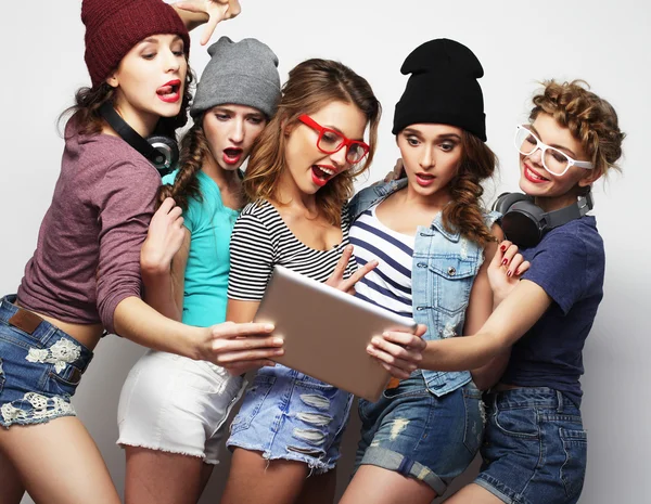 Cinq filles hipster amis prenant selfie avec tablette numérique — Photo