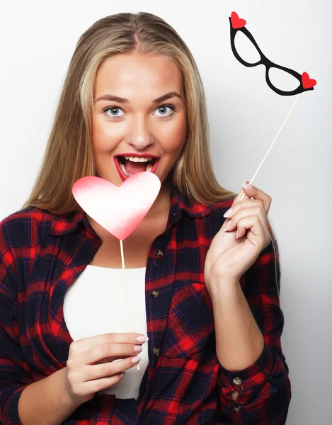 Image de fête. Jeune femme tenant des lunettes de fête . — Photo