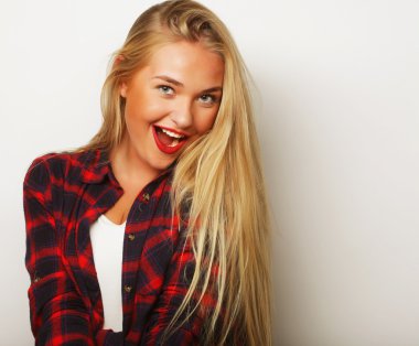 Genç sarışın kız gülümseyen şirin